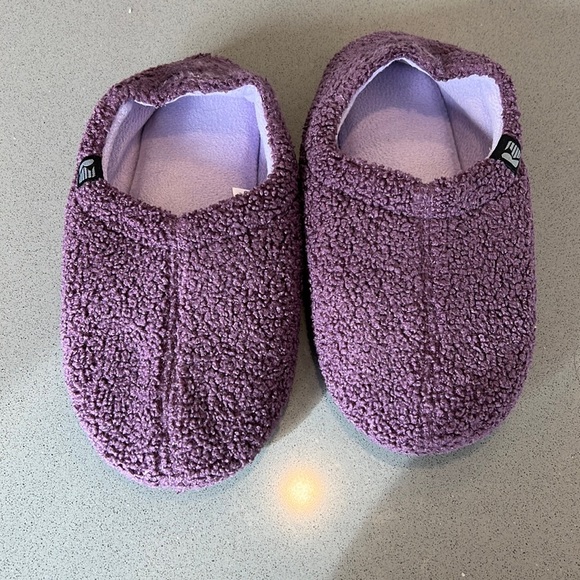 ROCKDOVE Women's Fuzzy Fleece Closed Back Indoor Slipper Size 5-6 in Purple - Picture 3 of 5